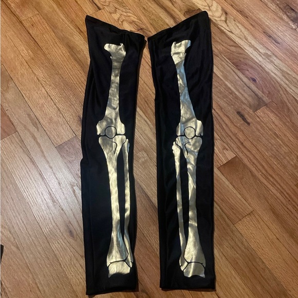 Bad to the Bone gold costume - Picture 11 of 16